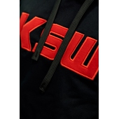 Czerwony haftowany logotyp na bluzie z kapturem KSW Basic czarnej nierozpinanej