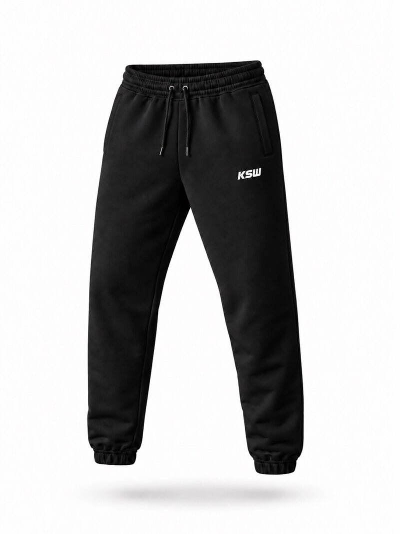 Czarne spodnie KSW z białym logo Spodnie dresowe KSW Classic Black – czarne z haftowanym logo